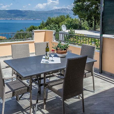 Apartment Leut With Spacious Terrace And Sea View Slatine Exterior photo