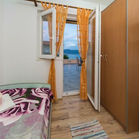 Apartment Leut With Spacious Terrace And Sea View Slatine Exterior photo