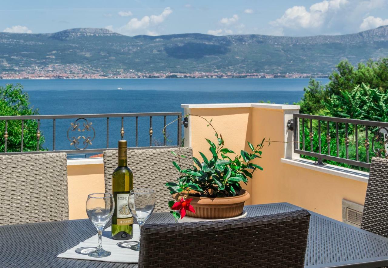 Apartment Leut With Spacious Terrace And Sea View Slatine Exterior photo