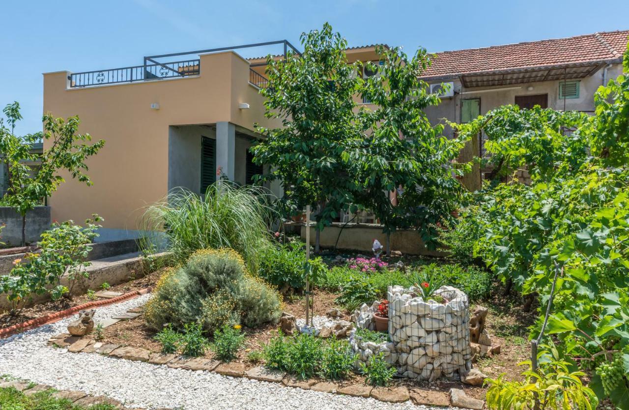 Apartment Leut With Spacious Terrace And Sea View Slatine Exterior photo