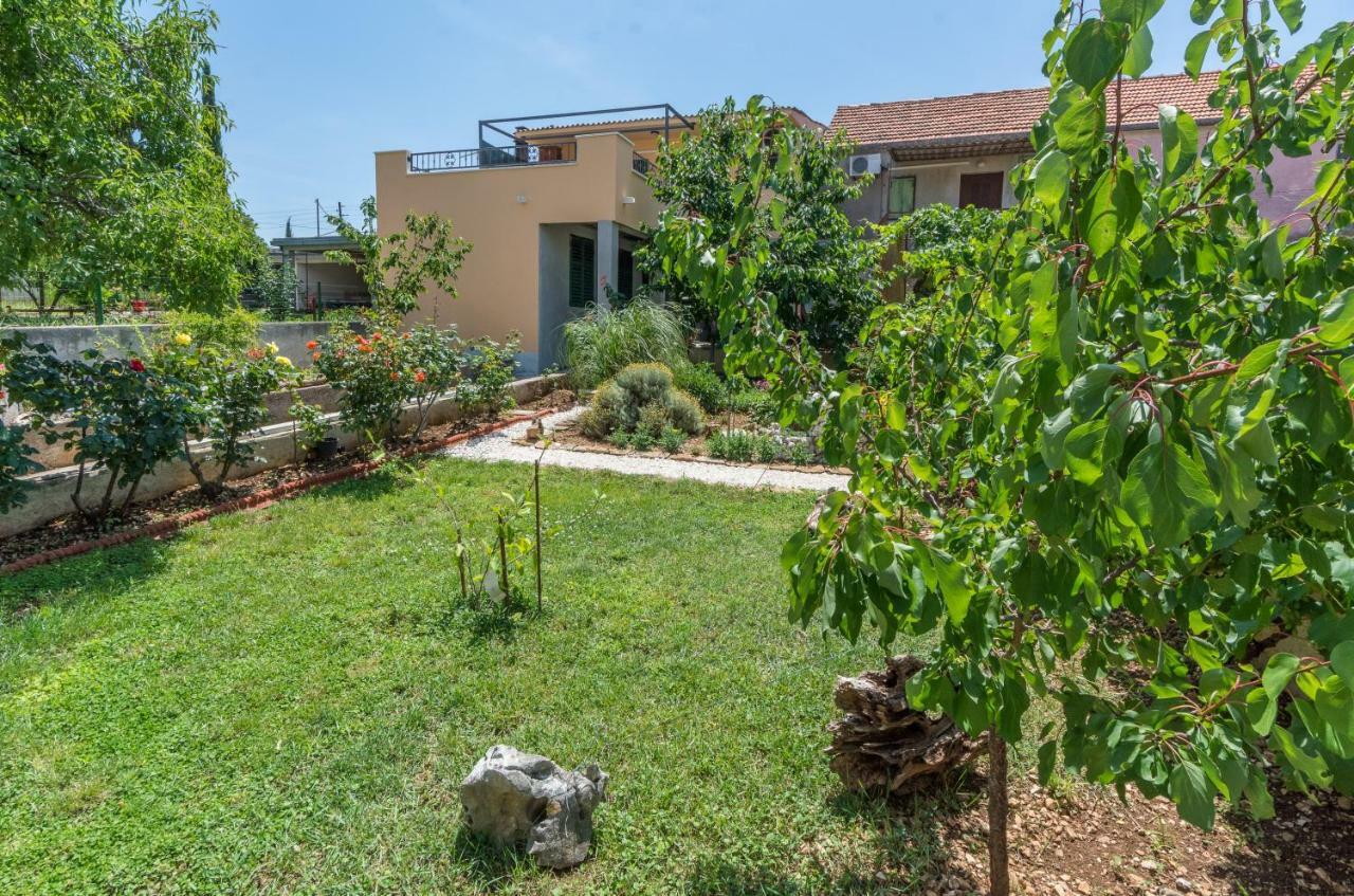 Apartment Leut With Spacious Terrace And Sea View Slatine Exterior photo