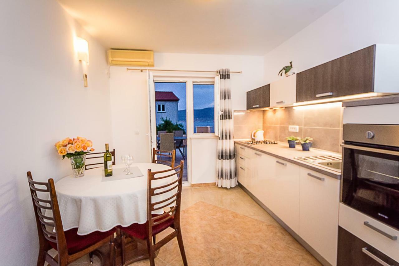 Apartment Leut With Spacious Terrace And Sea View Slatine Exterior photo