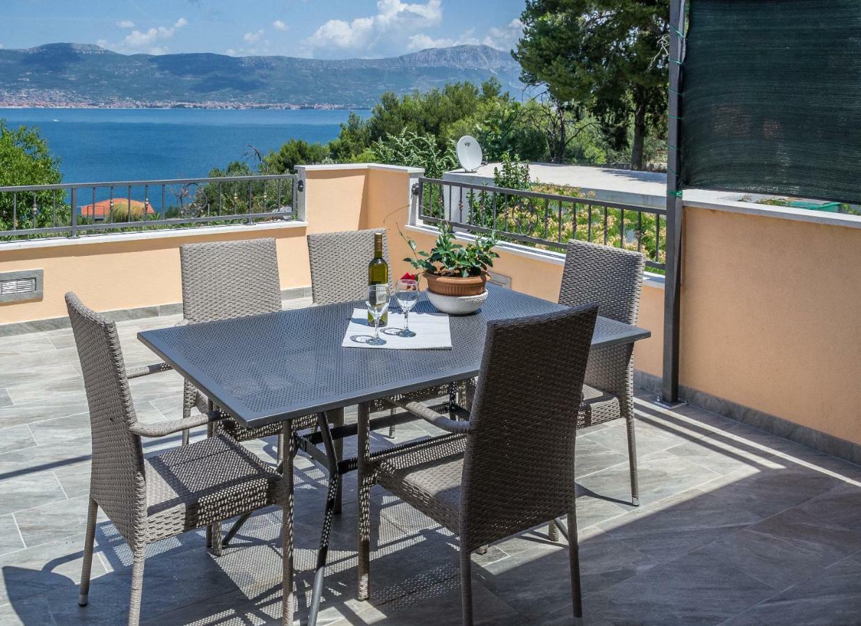 Apartment Leut With Spacious Terrace And Sea View Slatine Exterior photo