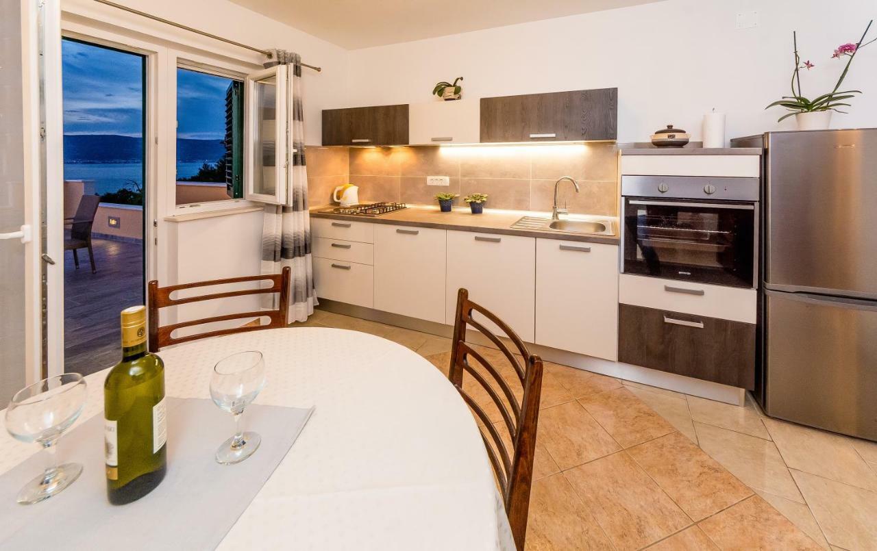Apartment Leut With Spacious Terrace And Sea View Slatine Exterior photo