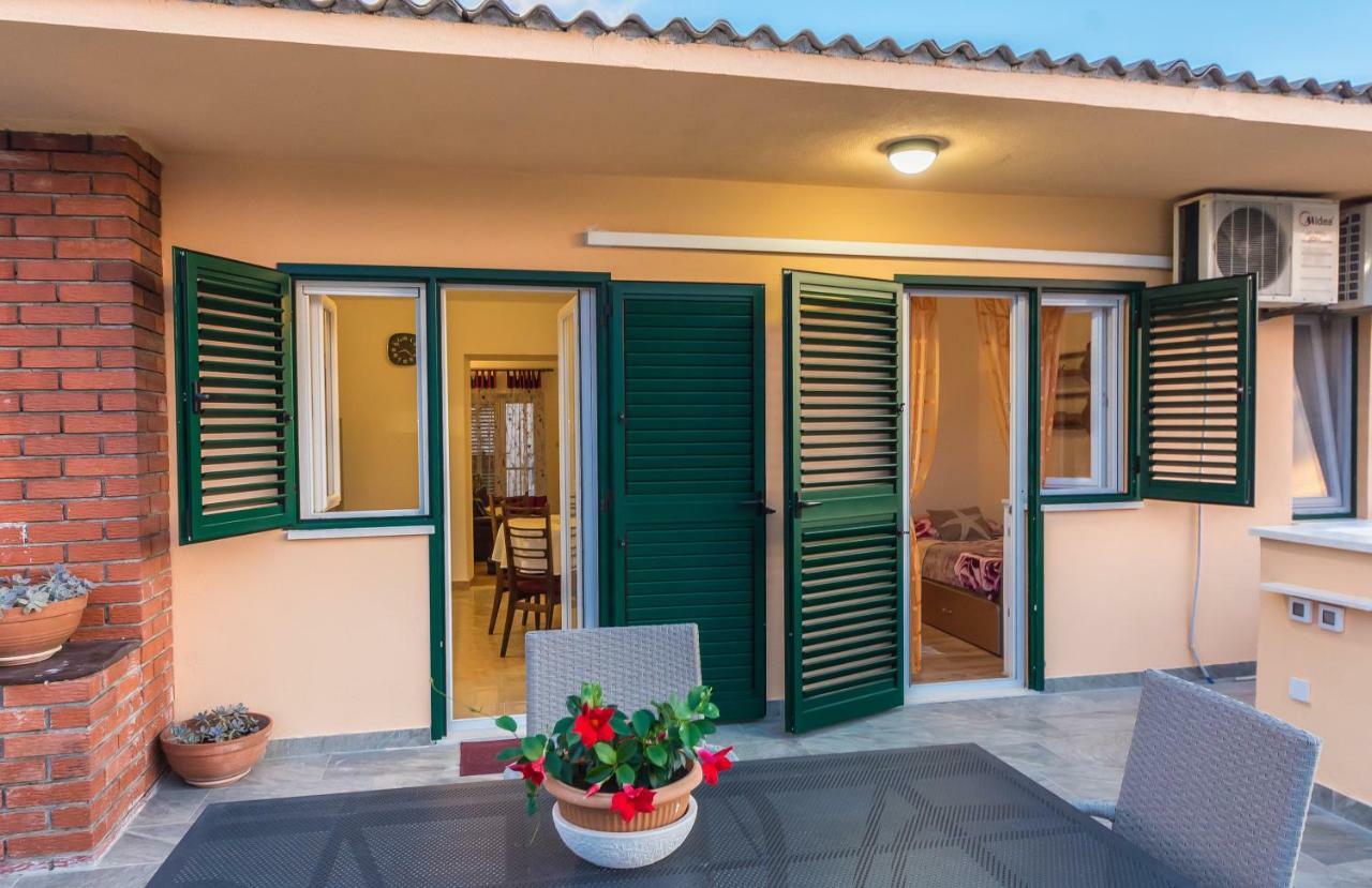 Apartment Leut With Spacious Terrace And Sea View Slatine Exterior photo