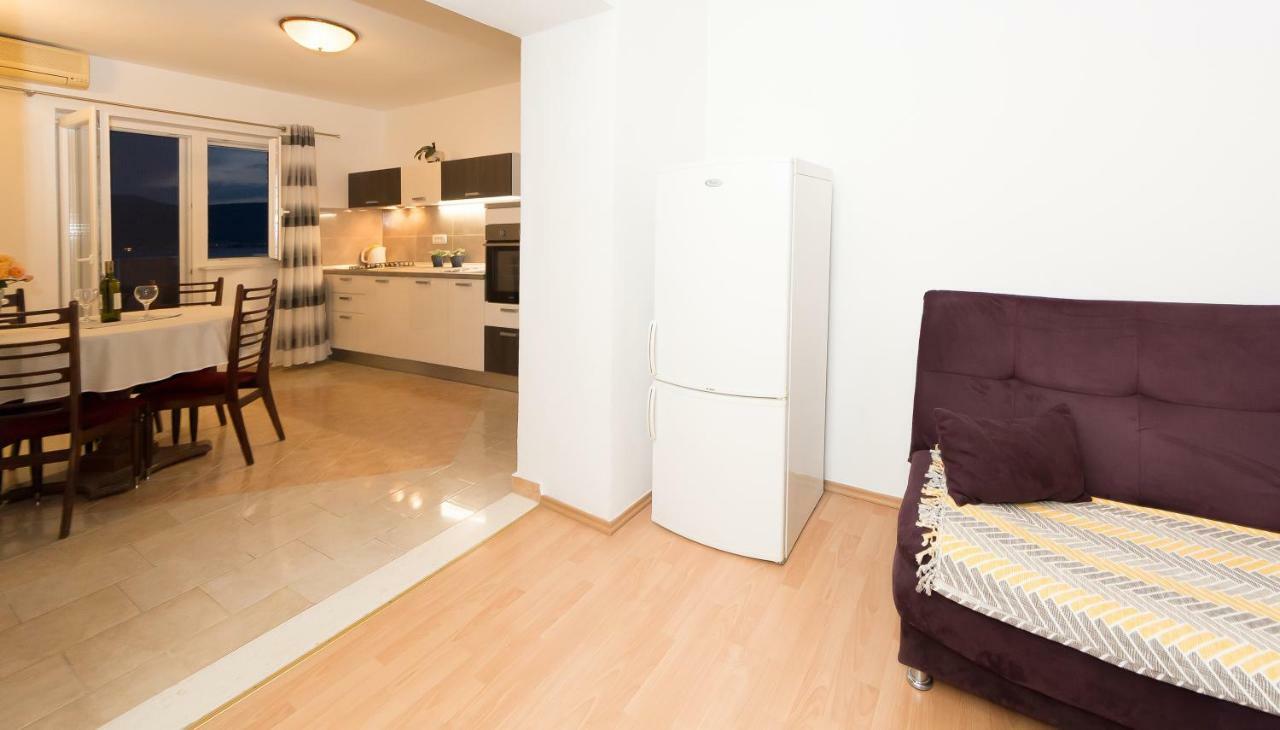 Apartment Leut With Spacious Terrace And Sea View Slatine Exterior photo