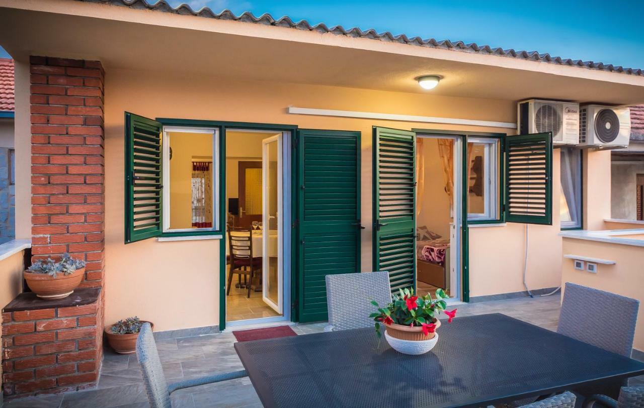Apartment Leut With Spacious Terrace And Sea View Slatine Exterior photo