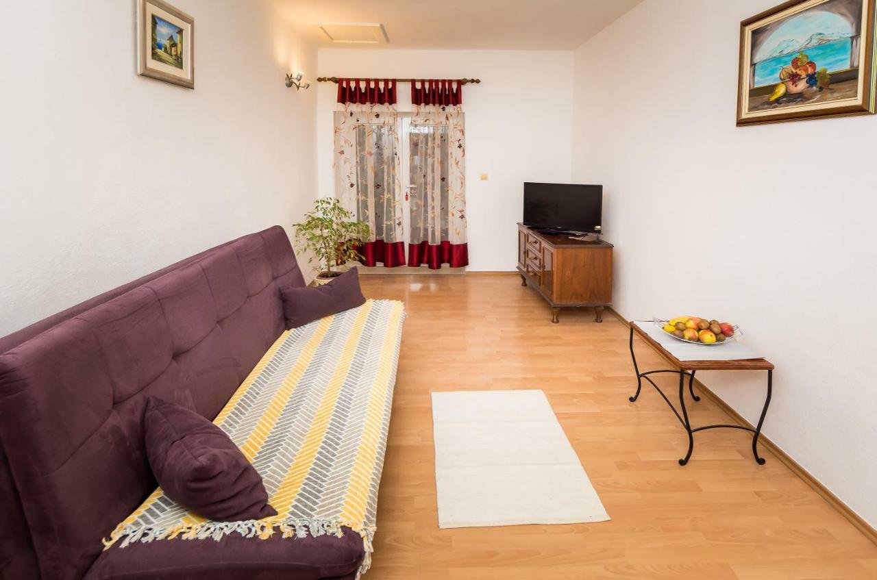 Apartment Leut With Spacious Terrace And Sea View Slatine Exterior photo