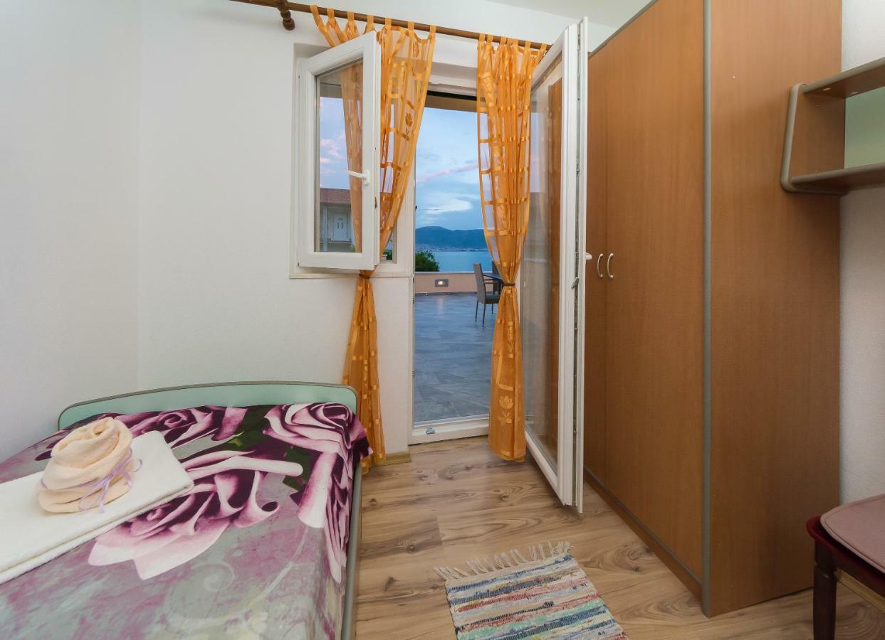 Apartment Leut With Spacious Terrace And Sea View Slatine Exterior photo