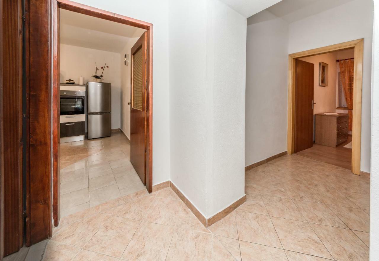 Apartment Leut With Spacious Terrace And Sea View Slatine Exterior photo