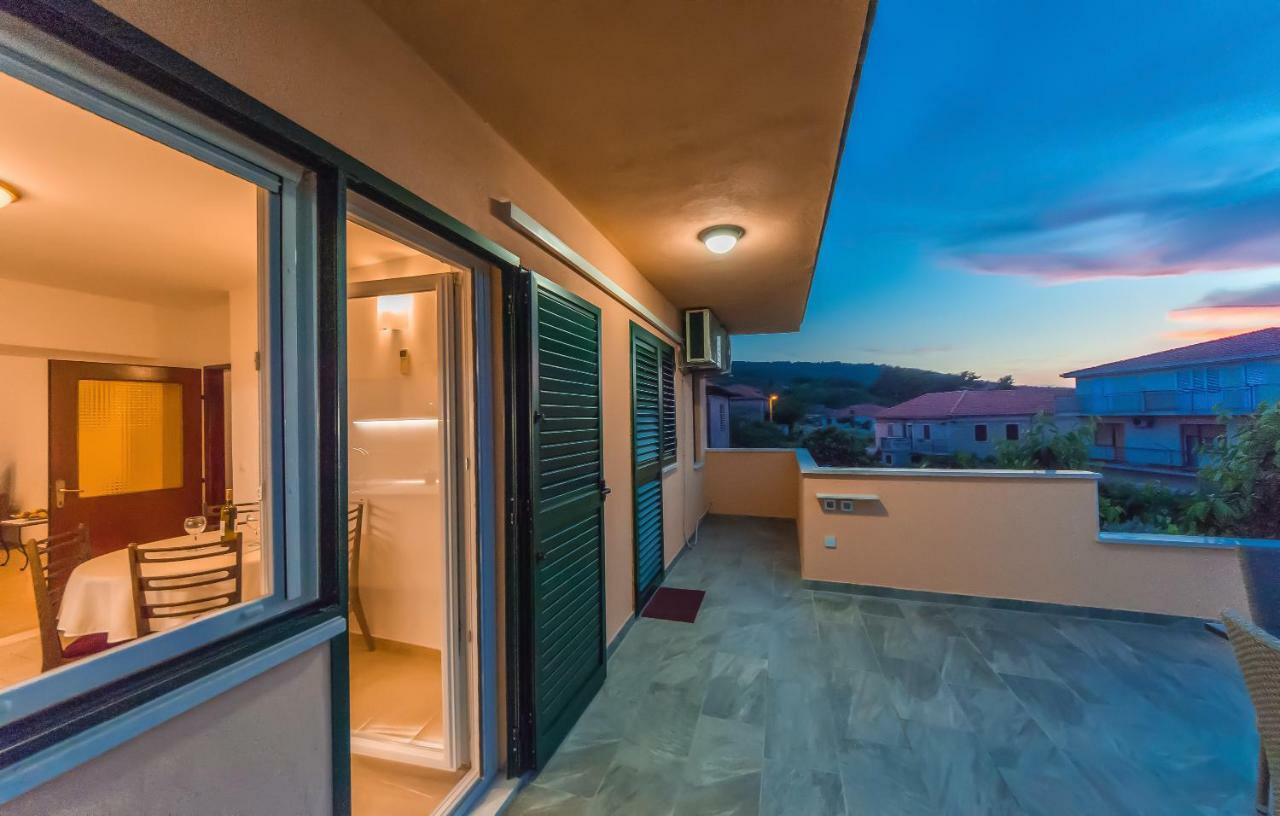 Apartment Leut With Spacious Terrace And Sea View Slatine Exterior photo