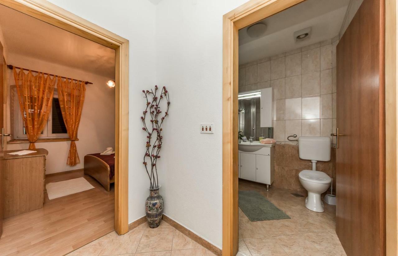 Apartment Leut With Spacious Terrace And Sea View Slatine Exterior photo