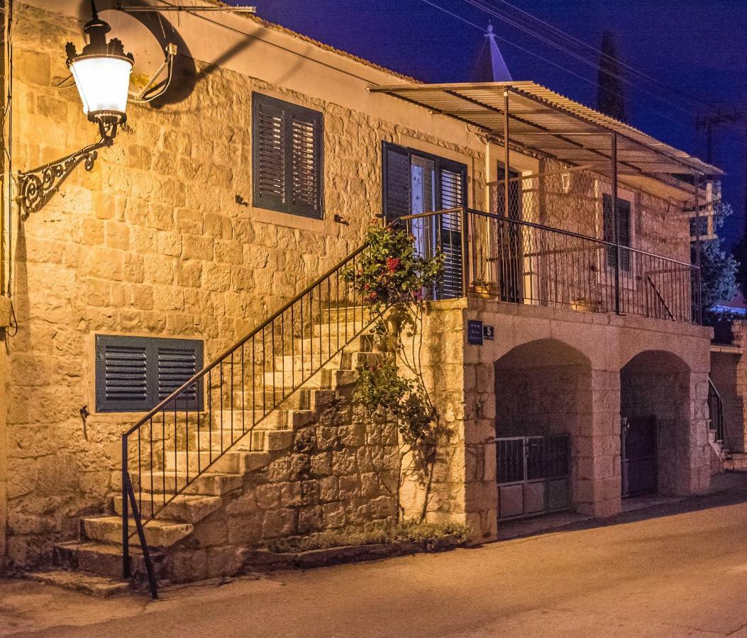 Apartment Leut With Spacious Terrace And Sea View Slatine Exterior photo
